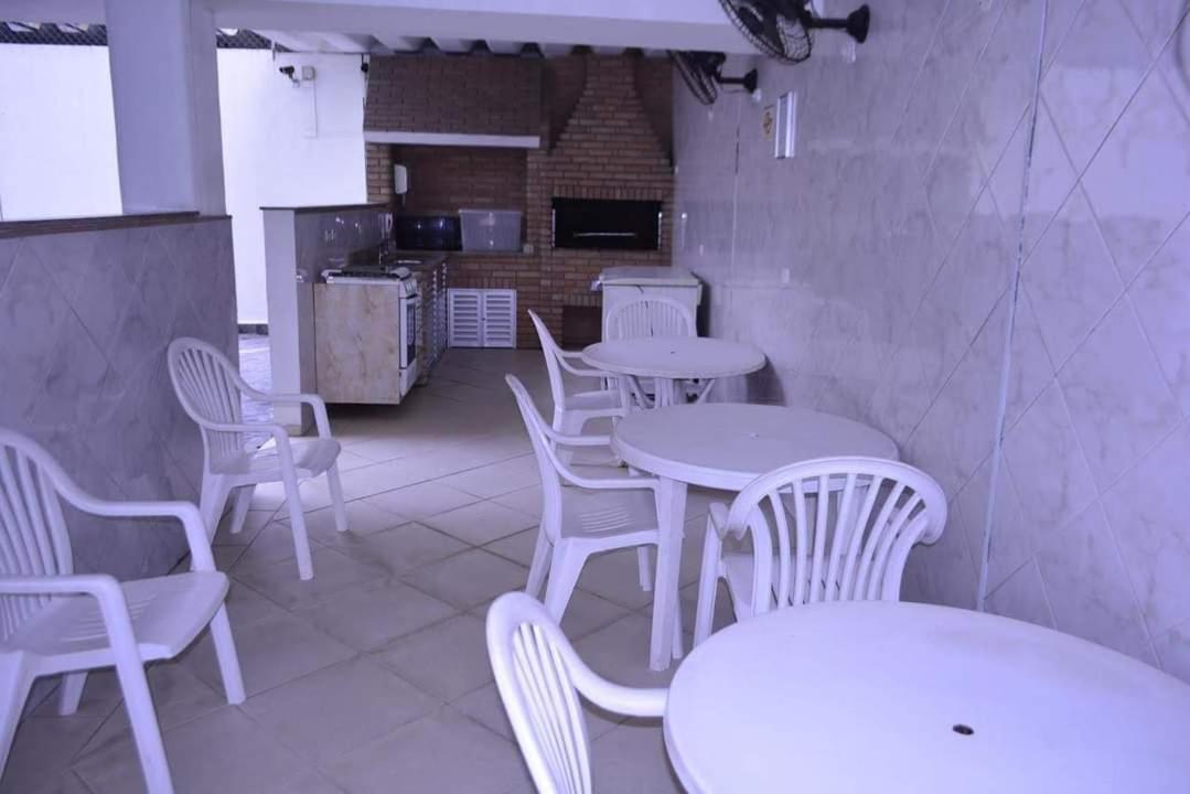 - 2 Quartos - Ar Condicionado - Varanda *